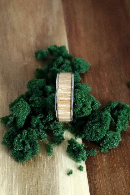 Męski pierścionek ze stali chirurgicznej z intarsją z drewna wiązu (Elm) – unikalny dodatek handmade - WoodRingsByJet