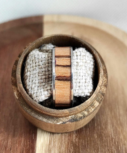 Męski pierścionek z chirurgicznej stali i intarsją z drewna Zebrano – unikalny dodatek dla mężczyzn - WoodRingsByJet