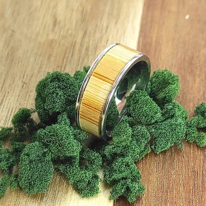 Męski pierścionek z wkładką karmelowego bambusa i stali chirurgicznej - WoodRingsByJet