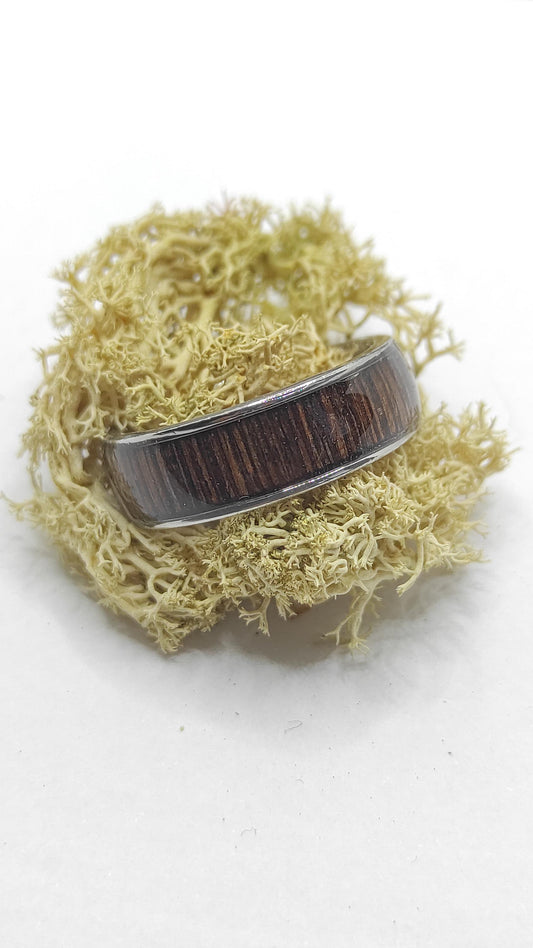 Wodoodporny męski pierścionek ze stali chirurgicznej i intarsją z drewna Wenge – wyjątkowy prezent dla niego - WoodRingsByJet