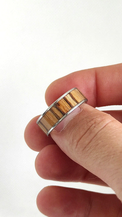 Męski pierścionek z chirurgicznej stali i intarsją z drewna Zebrano – unikalny dodatek dla mężczyzn - WoodRingsByJet