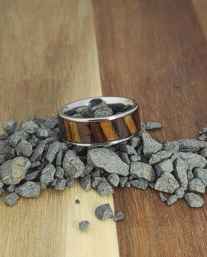 Drewniany pierścionek męski „California Teak 3D” – ręcznie wykonany z forniru tekowego + stal chirurgiczna - WoodRingsByJet