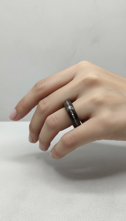 Pierścionek z orzecha z srebrnym brokatem – ręcznie robiony drewniany pierścionek dla niej