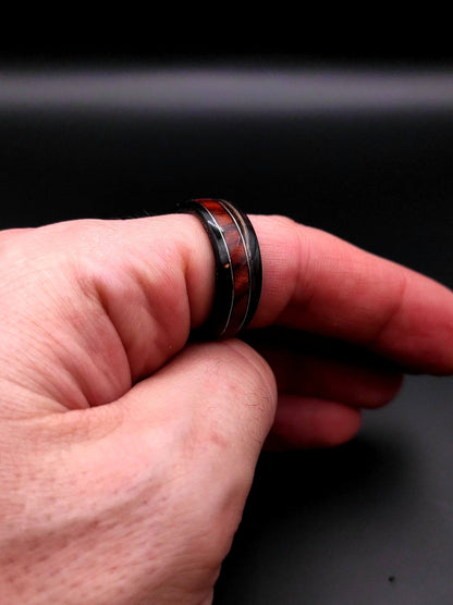 Pierścionek z drewna Zebrano z wstawką z California Rose – ręcznie gięty pierścionek męski drewniany - WoodRingsByJet