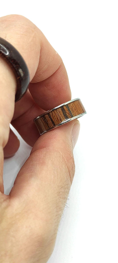 Męski pierścionek z drewna teakowego i metalu – ręcznie robiony, stylowy pierścionek drewniano-metalowy dla niego - WoodRingsByJet