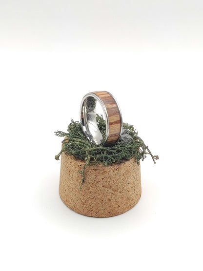 Męski pierścionek stal chirurgiczna + wstawka drewna Zebrano – unikalny design handmade - WoodRingsByJet