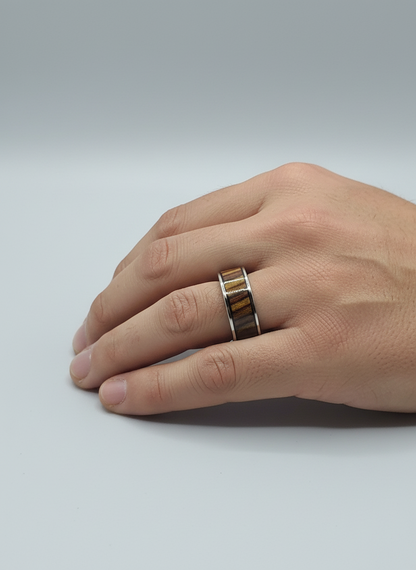 Męski Pierścionek ze Stali Chirurgicznej z Intarsją z Drewna Tekowego – Biżuteria Handmade z Naturą