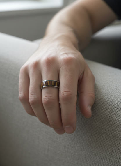Męski Pierścionek ze Stali Chirurgicznej z Intarsją z Drewna Tekowego – Biżuteria Handmade z Naturą