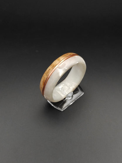 Drewniany pierścionek z intarsją z perłowego celuloidu | unikalny pierścionek ręcznie robiony - WoodRingsByJet