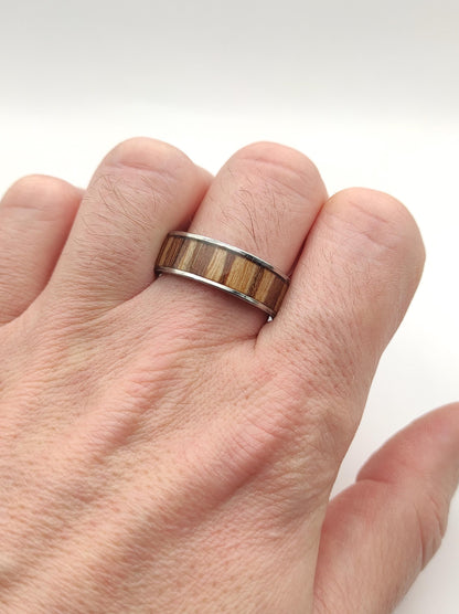 Męski pierścionek stal chirurgiczna + wstawka drewna Zebrano – unikalny design handmade - WoodRingsByJet