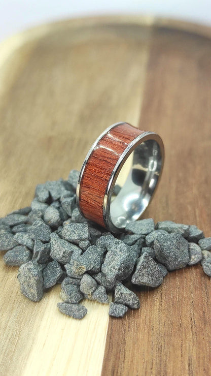 Męski pierścionek z mahoniowego forniru i stali chirurgicznej – ręcznie wykonany - WoodRingsByJet