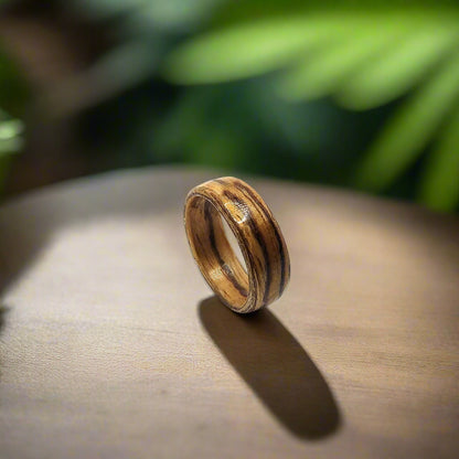 Pierścień z drewna Zebrano — minimalistyczna obrączka z bentwood, dla par i na co dzień - WoodRingsByJet