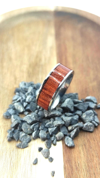 Męski pierścionek z mahoniowego forniru i stali chirurgicznej – ręcznie wykonany - WoodRingsByJet