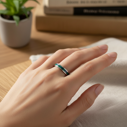 Minimalistyczny pierścionek z zielonym szafirem i opalem – trwała obrączka handmade ze stali chirurgicznej