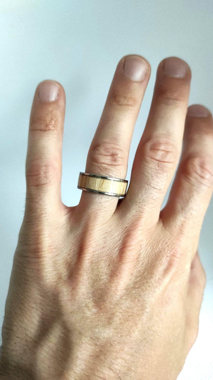 Męski pierścionek ze stali chirurgicznej z intarsją z drewna wiązu (Elm) – unikalny dodatek handmade - WoodRingsByJet