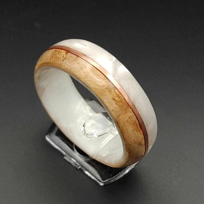 Drewniany pierścionek z intarsją z perłowego celuloidu | unikalny pierścionek ręcznie robiony - WoodRingsByJet
