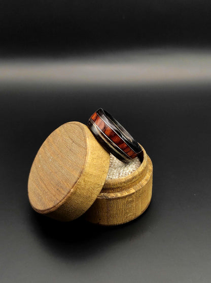 Pierścionek z drewna Zebrano z wstawką z California Rose – ręcznie gięty pierścionek męski drewniany - WoodRingsByJet
