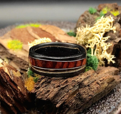 Pierścionek z drewna Zebrano z wstawką z California Rose – ręcznie gięty pierścionek męski drewniany - WoodRingsByJet