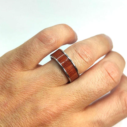 Męski pierścionek z mahoniowego forniru i stali chirurgicznej – ręcznie wykonany - WoodRingsByJet