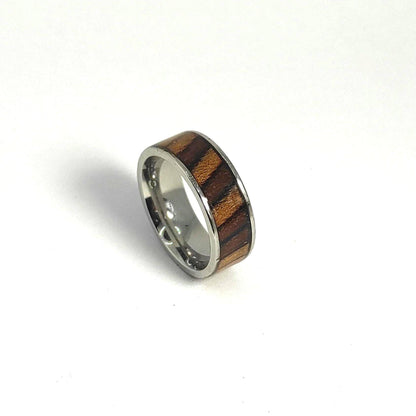 Drewniany pierścionek męski „California Teak 3D” – ręcznie wykonany z forniru tekowego + stal chirurgiczna - WoodRingsByJet