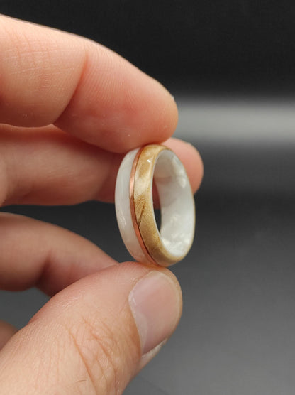 Drewniany pierścionek z intarsją z perłowego celuloidu | unikalny pierścionek ręcznie robiony - WoodRingsByJet