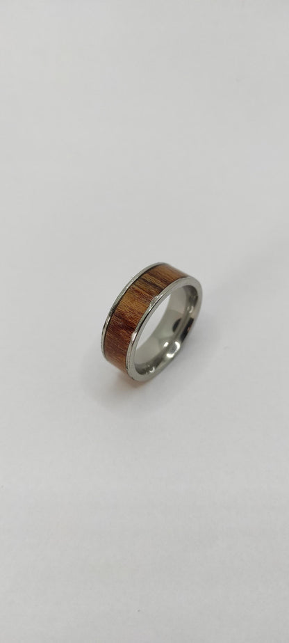 Męski pierścionek z drewnem Palisander (rosewood) i stalą chirurgiczną – pierścionek z drewnem dla mężczyzn - WoodRingsByJet