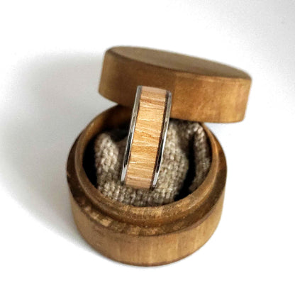 Męski pierścionek ze stali chirurgicznej z intarsją z drewna wiązu (Elm) – unikalny dodatek handmade - WoodRingsByJet