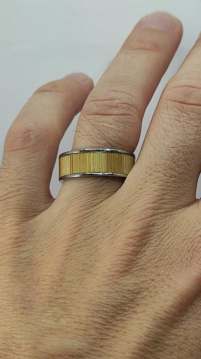 Męski pierścionek z wkładką karmelowego bambusa i stali chirurgicznej - WoodRingsByJet