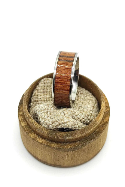 Męski pierścionek z drewna teakowego i metalu – ręcznie robiony, stylowy pierścionek drewniano-metalowy dla niego - WoodRingsByJet