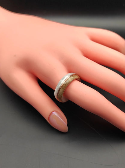 Drewniany pierścionek z intarsją z perłowego celuloidu | unikalny pierścionek ręcznie robiony - WoodRingsByJet