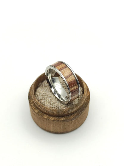 Męski pierścionek stal chirurgiczna + wstawka drewna Zebrano – unikalny design handmade - WoodRingsByJet