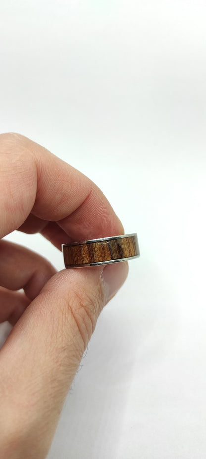 Męski pierścionek z drewnem Palisander (rosewood) i stalą chirurgiczną – pierścionek z drewnem dla mężczyzn - WoodRingsByJet