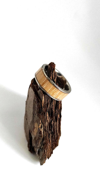 Męski pierścionek ze stali chirurgicznej z intarsją z drewna wiązu (Elm) – unikalny dodatek handmade - WoodRingsByJet