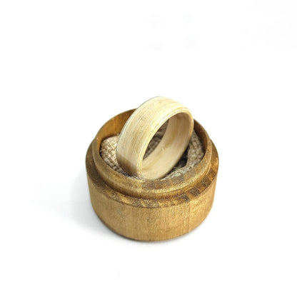Minimalistyczna obrączka drewniana z wybielonego dębu – unisex, ręcznie robiona, ekologiczna - WoodRingsByJet