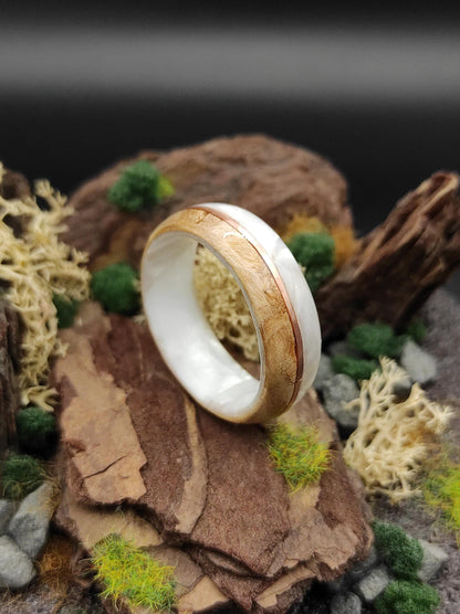 Drewniany pierścionek z intarsją z perłowego celuloidu | unikalny pierścionek ręcznie robiony - WoodRingsByJet
