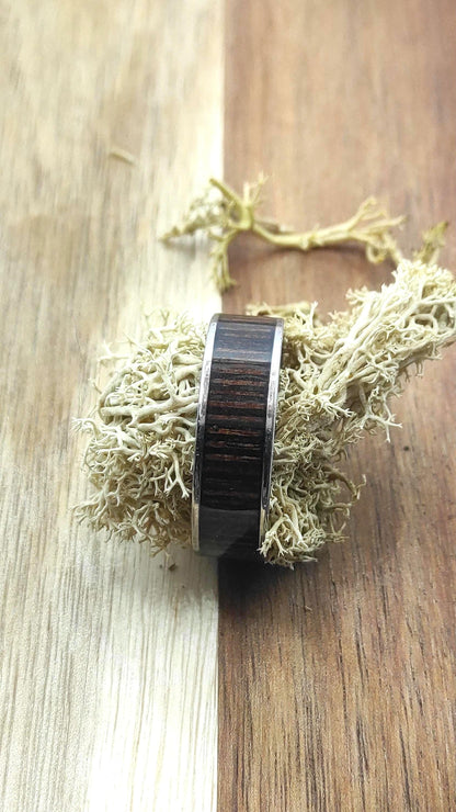 Męski pierścionek ze stali chirurgicznej z intarsją z drewna Wenge – elegancki i trwały dodatek handmade - WoodRingsByJet