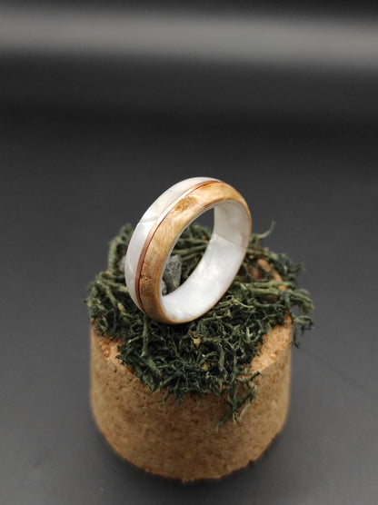 Drewniany pierścionek z intarsją z perłowego celuloidu | unikalny pierścionek ręcznie robiony - WoodRingsByJet