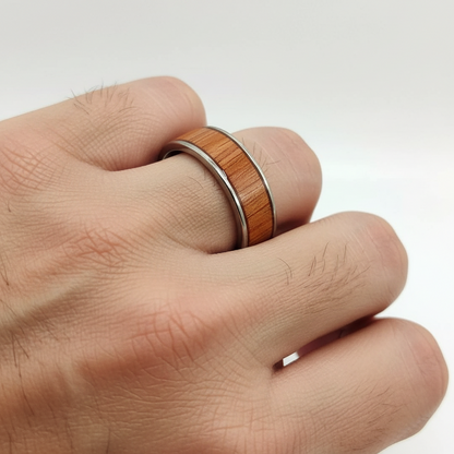 Męski Pierścionek ze Stali Chirurgicznej z Inkrustacją z Drewna „Rose Veneer” – Rękodzieło Handmade