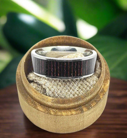 Męski pierścionek ze stali chirurgicznej z intarsją z drewna Wenge – elegancki i trwały dodatek handmade - WoodRingsByJet