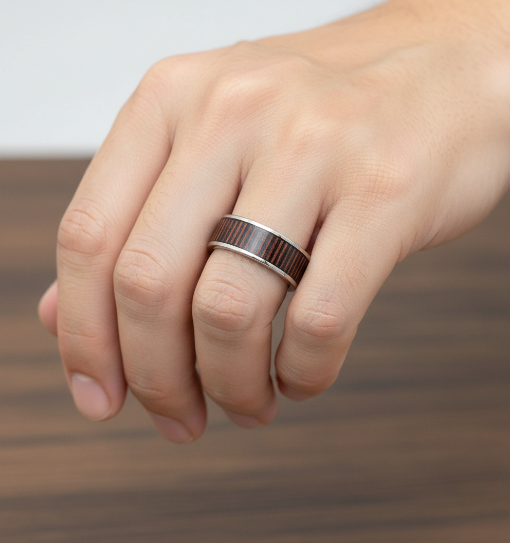 Męski Pierścionek ze Stali Chirurgicznej z Intarsją z Drewna Wenge – Elegancka Biżuteria Handmade