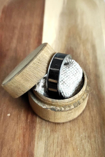 Męski pierścionek ze stali chirurgicznej z intarsją z czarnego drewna Zebrano (Black Zebrawood) – nowoczesny dodatek dla mężczyzn - WoodRingsByJet