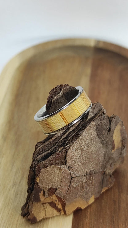 Męski pierścionek z wkładką karmelowego bambusa i stali chirurgicznej - WoodRingsByJet