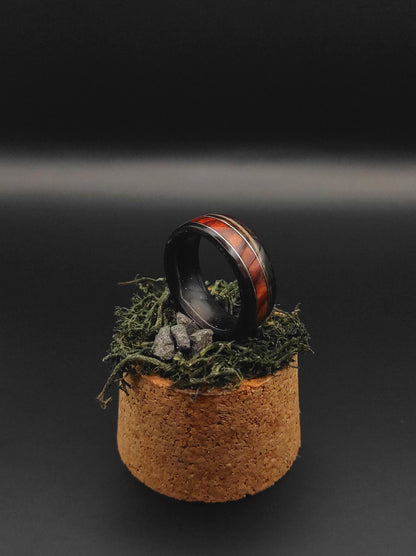 Pierścionek z drewna Zebrano z wstawką z California Rose – ręcznie gięty pierścionek męski drewniany - WoodRingsByJet