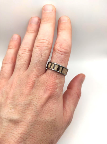Męski pierścionek z drewnem Zebrano i stalą chirurgiczną – elegancki pierścionek z drewna dla mężczyzn - WoodRingsByJet