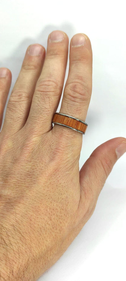 Męski pierścionek z forniru różanego drewna i metalu – ręcznie robiony, unikalny drewniano-metalowy pierścionek dla niego - WoodRingsByJet