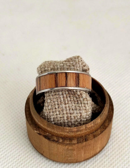 Męski pierścionek z chirurgicznej stali i intarsją z drewna Zebrano – unikalny dodatek dla mężczyzn - WoodRingsByJet