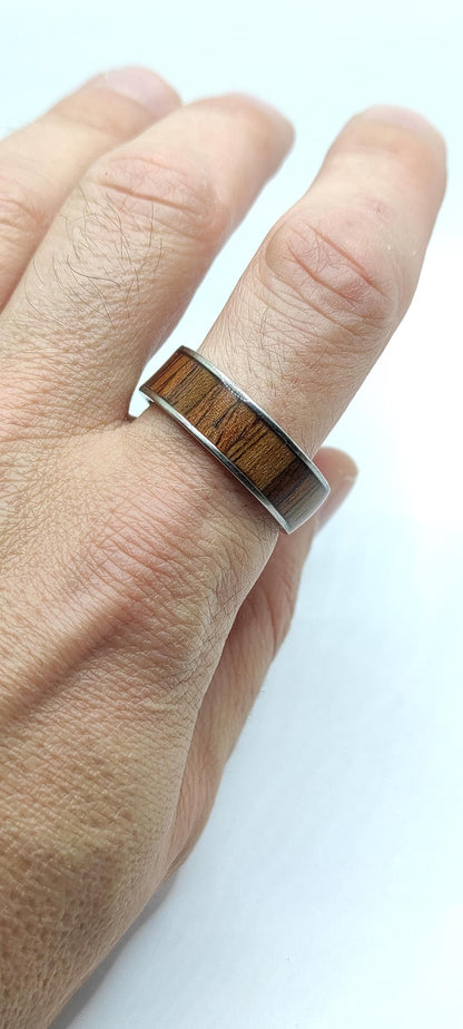 Męski pierścionek z drewna palisandrowego – ręcznie robiony, elegancki pierścionek z palisandru, idealny prezent dla niego - WoodRingsByJet