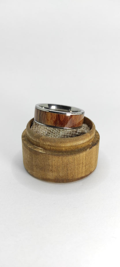 Męski pierścionek z drewnem Palisander (rosewood) i stalą chirurgiczną – pierścionek z drewnem dla mężczyzn - WoodRingsByJet