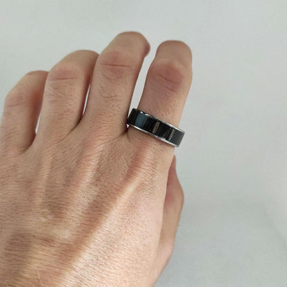 Męski pierścionek ze stali chirurgicznej z intarsją z czarnego drewna Zebrano (Black Zebrawood) – nowoczesny dodatek dla mężczyzn - WoodRingsByJet