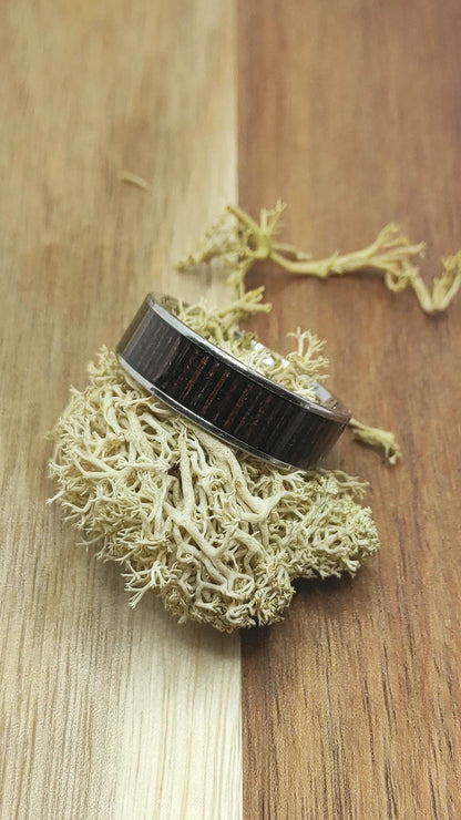 Męski pierścionek ze stali chirurgicznej z intarsją z drewna Wenge – elegancki i trwały dodatek handmade - WoodRingsByJet